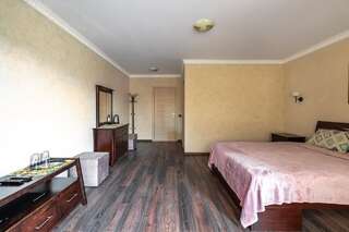 Апарт-отели Vinograd Hotel Гродно Cемейный номер с собственной ванной комнатой-5